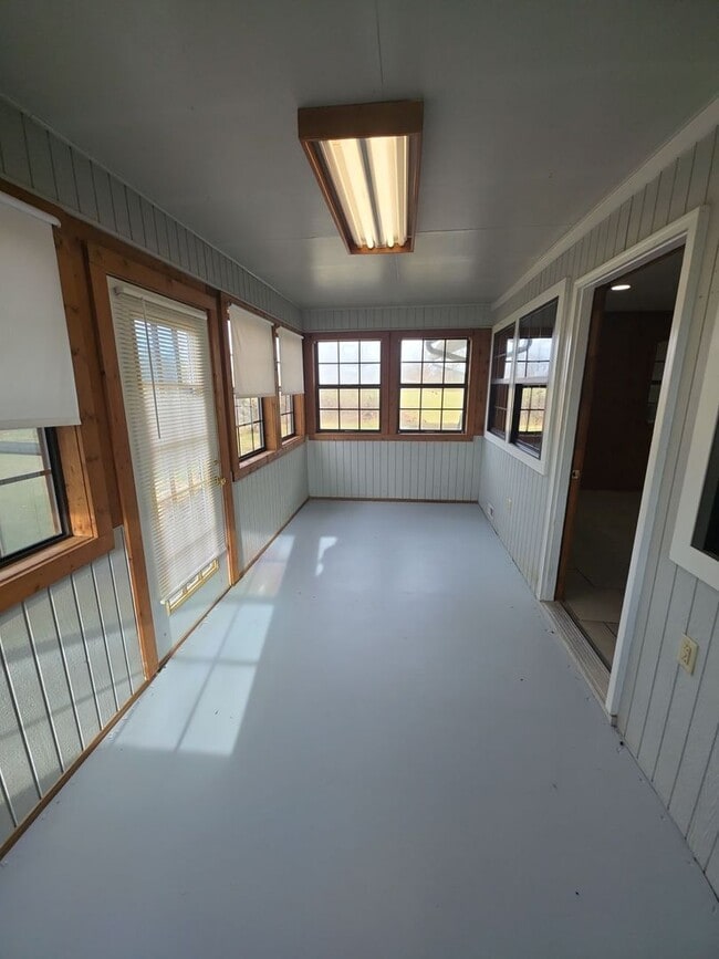 Building Photo - 2-Bedroom Handicap-Accessible Home with 3-Season Porch, Garage, and Large Yard