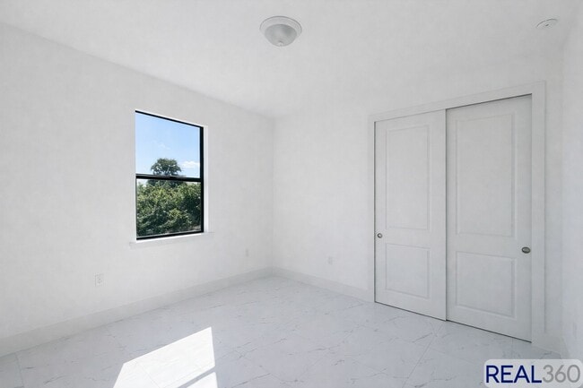 Foto del edificio - 966-968 Countess Ave