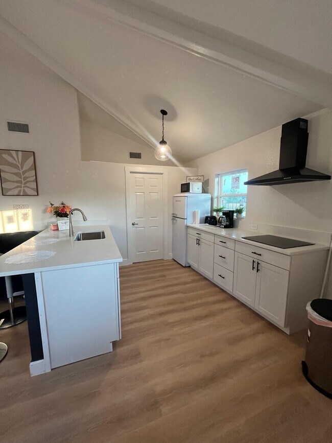 Foto del edificio - 2040 Falconhurst Pl