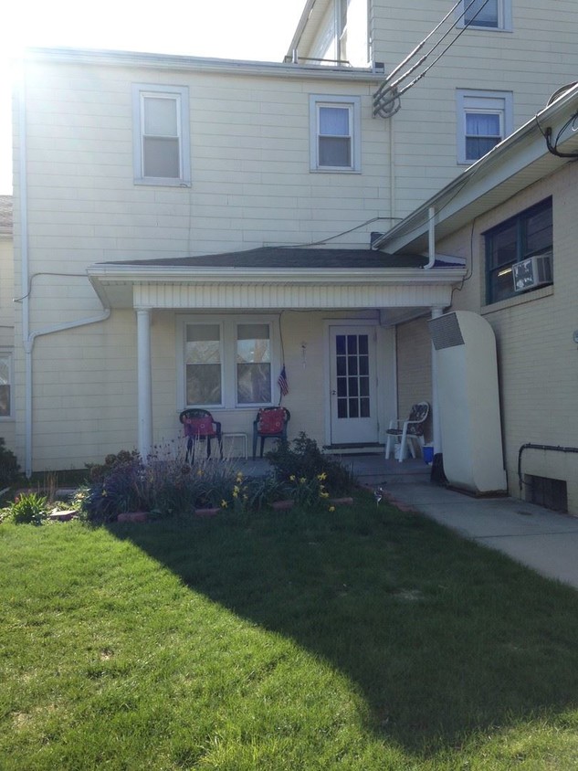 Primary Photo - 11 E Main St