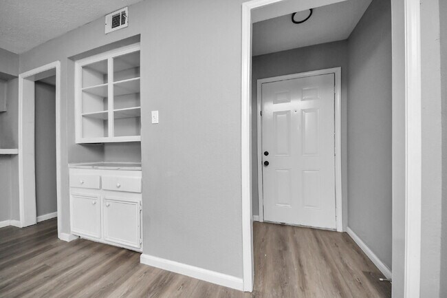 Foto del edificio - No Carpet. Private Yard. Extra Storage. What More Could You Ask For?