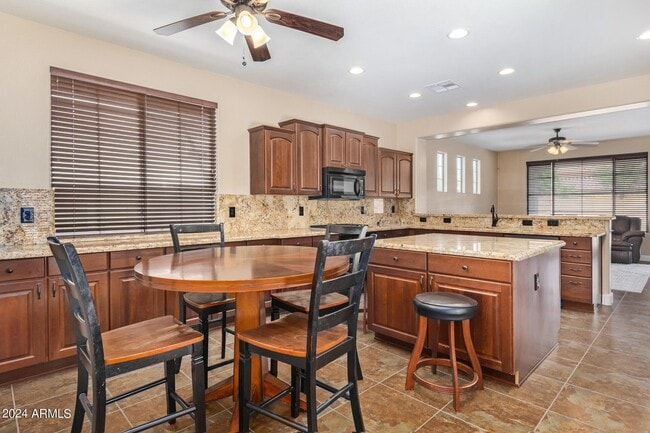 Building Photo - 3291 S Sunland Dr