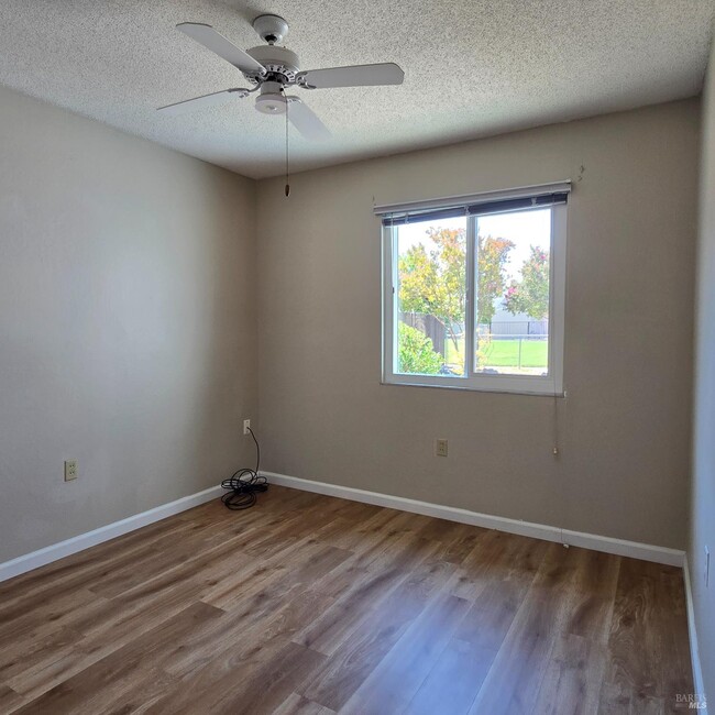 Building Photo - 102 Lassen Cir