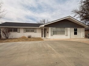 Building Photo - 200 W Rojo Dr