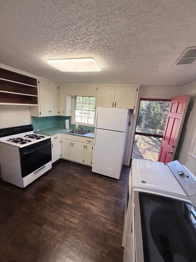 Foto del edificio - 2 Bedroom / 1 Bath – Available Now West Athens