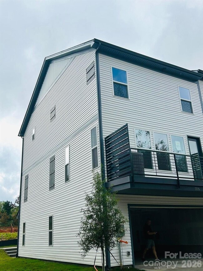 Building Photo - 1516 Blanche St