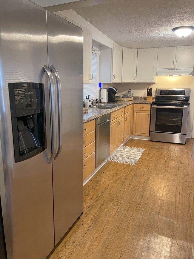 Building Photo - Super Cute Downtown 2 Bedroom House!