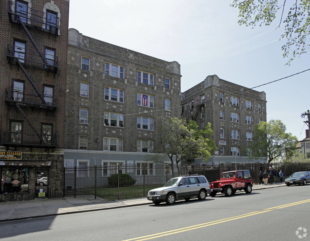 Foto del edificio - Forest Court Apartments