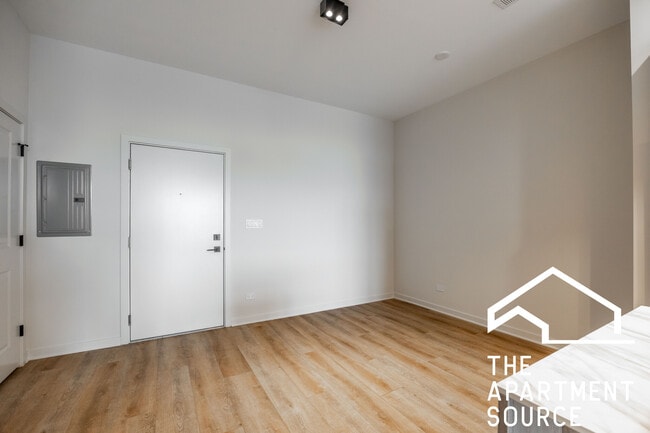 Building Photo - 3207 N Narragansett Ave