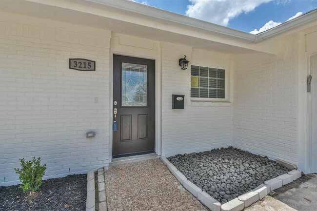 Foto del edificio - 3215 Rockyridge Dr
