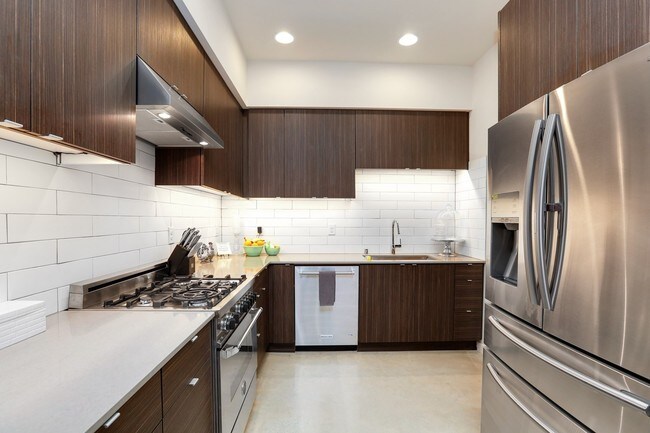 Foto del edificio - 3810 California Ave SW