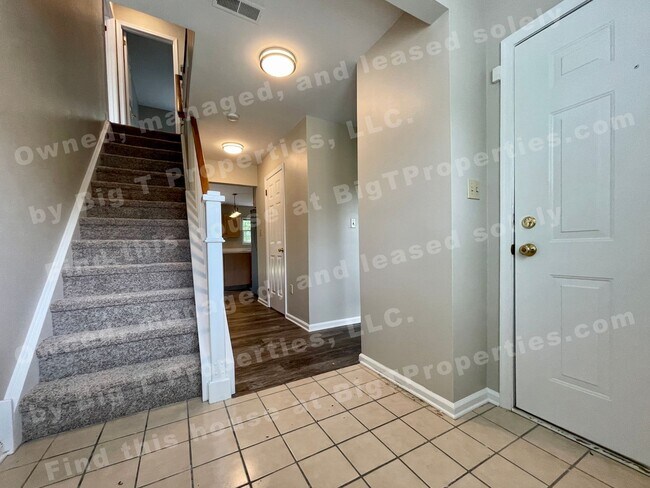 Foto del edificio - Large 4 bedroom 2.5 bath 2 car garage hous...