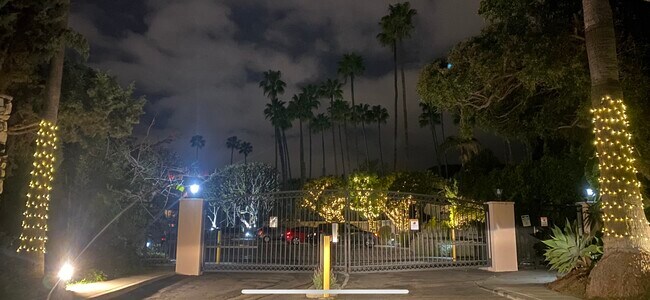 Entrada con portón a Brentwood Sunset por la noche - 241 S Barrington Ave