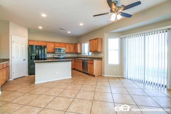 Foto del edificio - Large 6 bed 3 full bath 2 story huge home ...