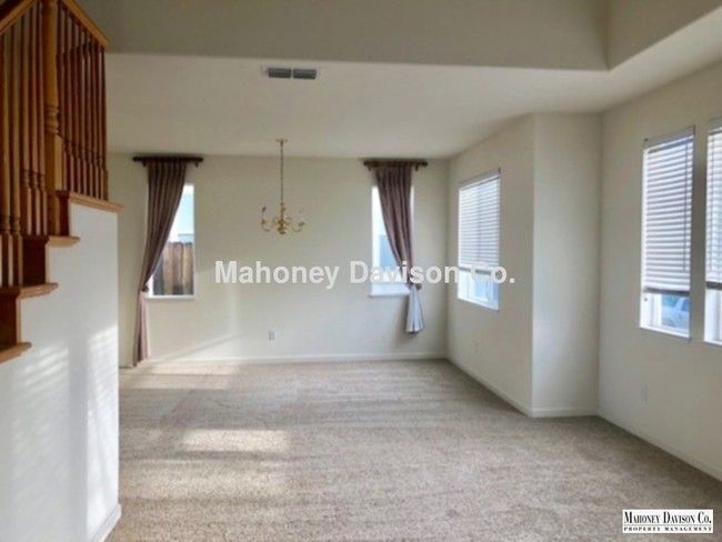 Building Photo - Spacious three bdrm + loft/2.5 bath, two s...