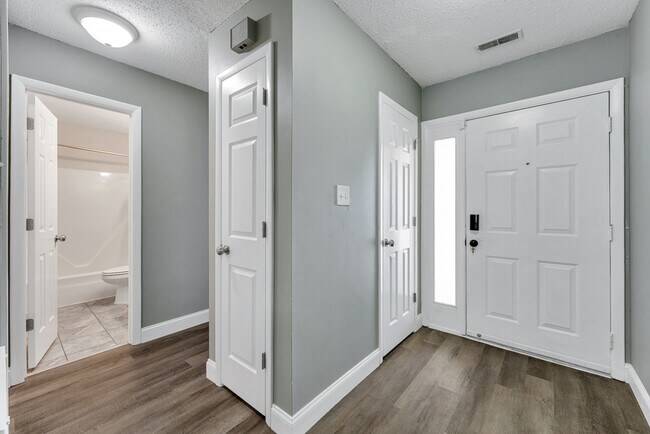 Building Photo - 1400 Riverside Dr