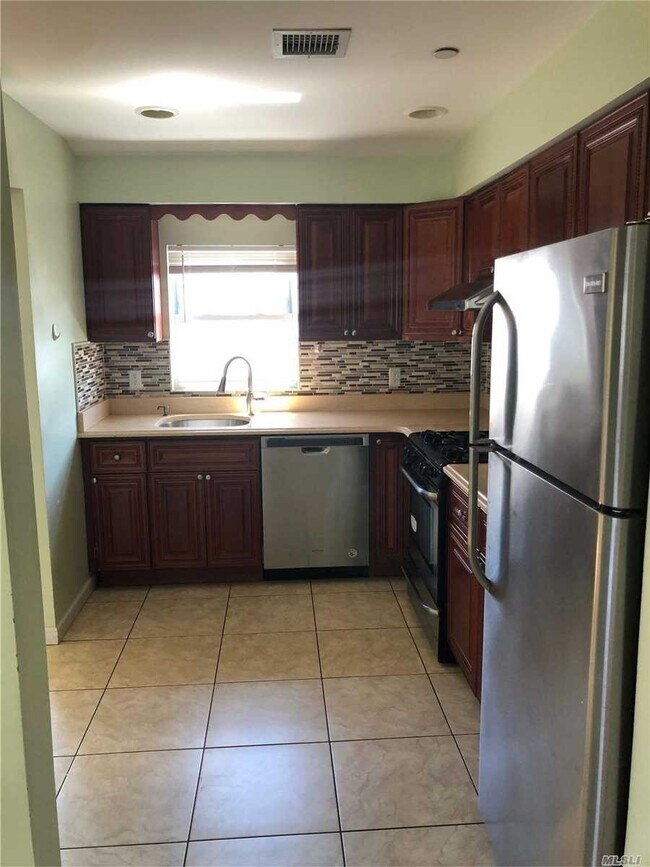 Building Photo - 159-09 84th Ave