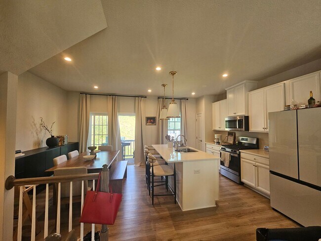 Building Photo - 3 Bedroom, 2.5 Bathroom Townhome, Availabl...