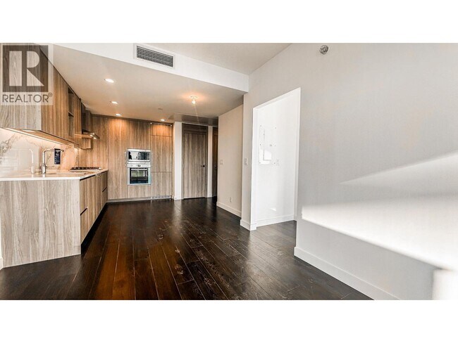 Photo du bâtiment - 4880 Lougheed Hwy.