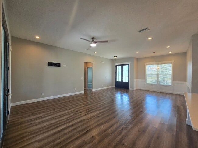 Building Photo - Beautiful 3-Bedroom, 3-Bath Home with Bonu...