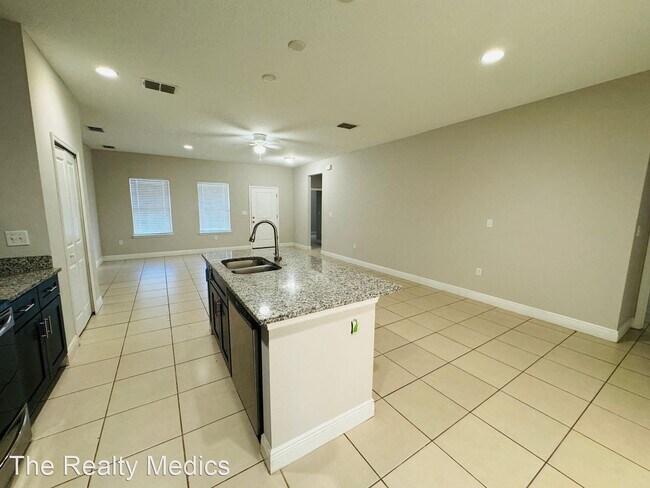 Foto del edificio - 4 br, 2 bath House - 528 Finch Lane