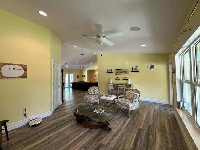 Foto del edificio - 2415 Laurel Ln