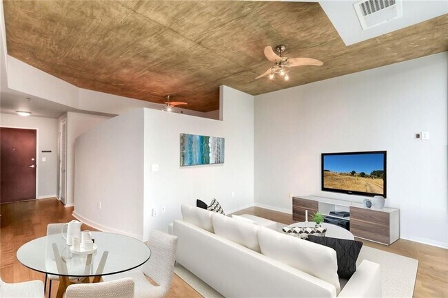 Building Photo - One bedroom condo located in heart of Buckhead!