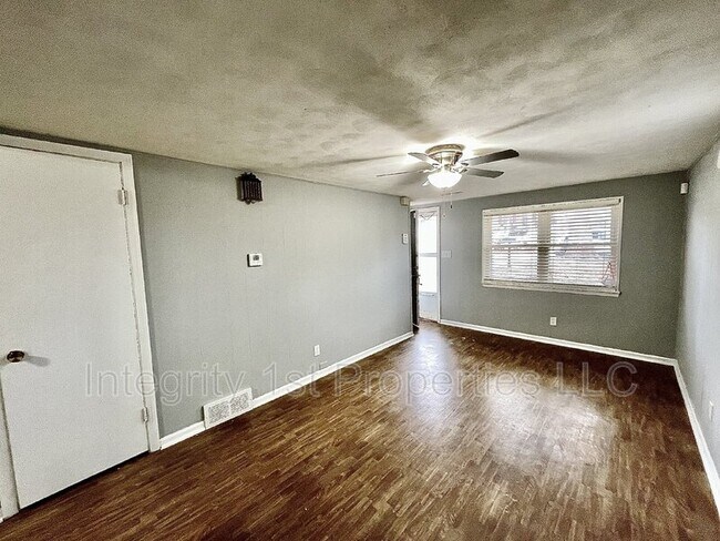 Building Photo - 1417 S Ash Ave