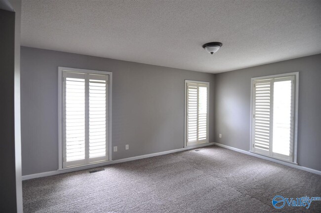 Building Photo - 9405 Hartwick Cir SE