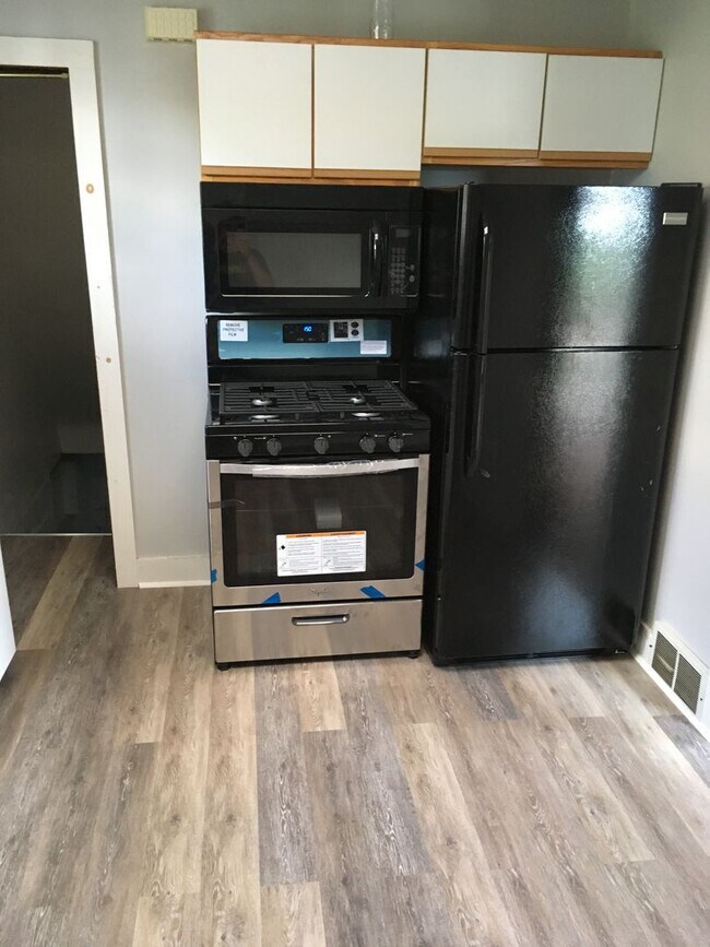 Foto del edificio - 3 bedroom 1 bath deck and yard