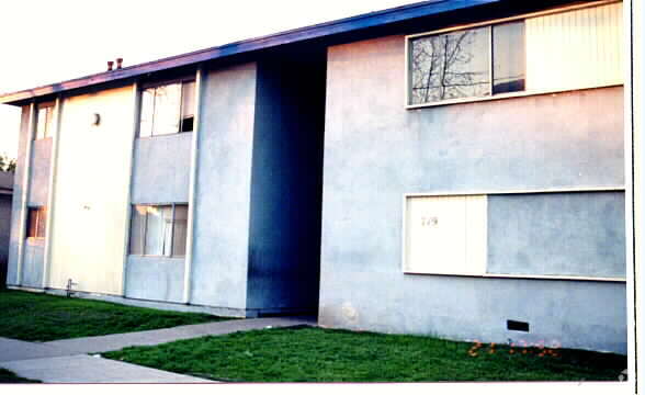 Building Photo - 719 E Walnut St