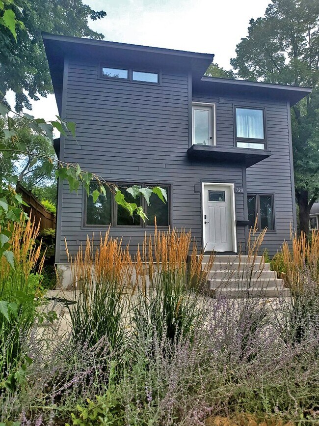 Foto del edificio - Rare Minnehaha Parkway rental under 5k! Be...