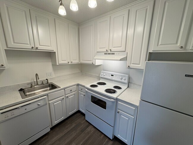 Foto del edificio - 1005 Hickory Hill Ln