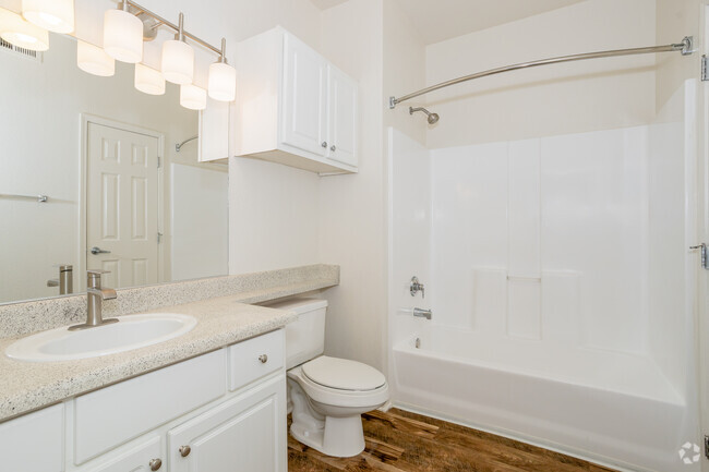 1BR, 1BA - 765SF - Bathroom - The Fremont Building