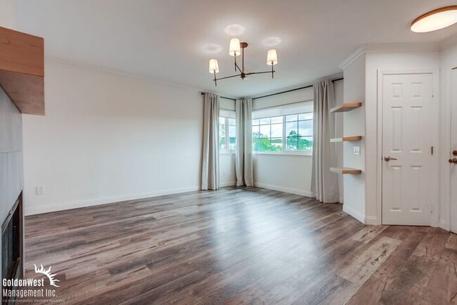 Building Photo - Elegant 1Bdm 1Ba Condo with Balcony, Garag...