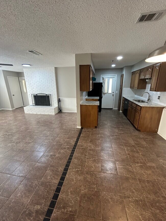 Sala de estar/Comedor/Cocina - 1104 Magnolia St