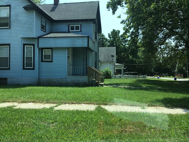 Building Photo - 4 bedroom 2 bath home in Rockford