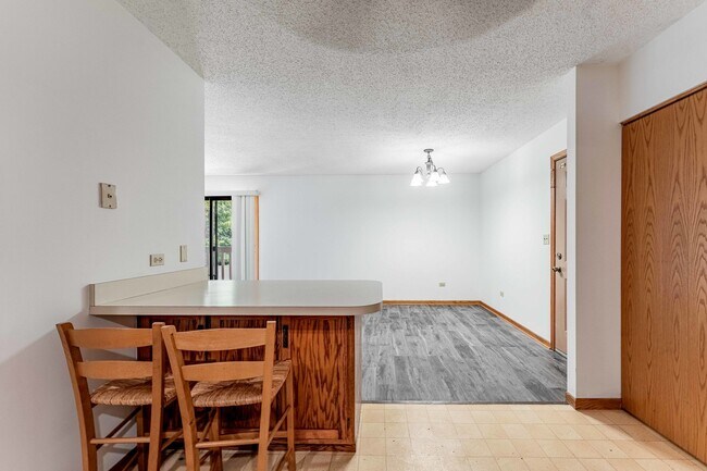 Building Photo - 884 N Prairie Ave
