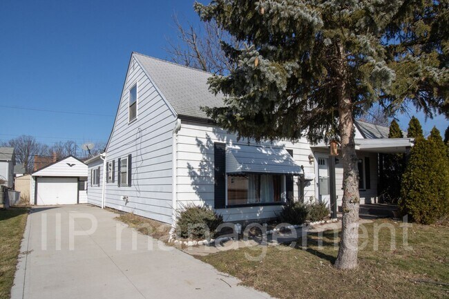 Foto del edificio - GORGEOUS, FULLY RENOVATED, 4 BED/2 BATH IN...