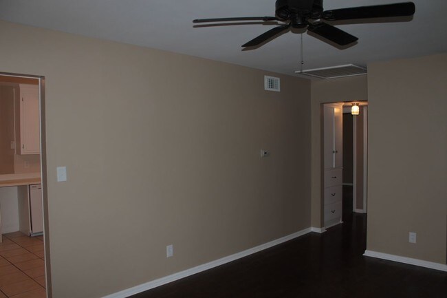 Building Photo - Great Updates and Location with a Fenced Yard