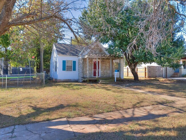 Foto del edificio - 2 Bed 1 Bath - Refrigerator Included - Urb...