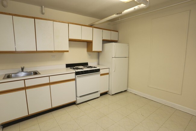 Building Photo - 1 Bd on N. Bissell, Hardwood Floors