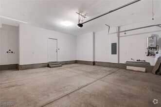 Building Photo - 600 Carriage Hill Dr