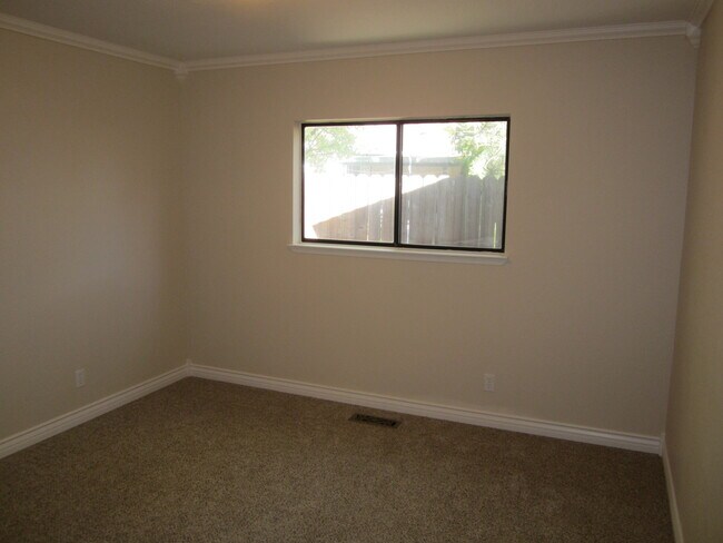 Building Photo - Convenient Location in North Carson City