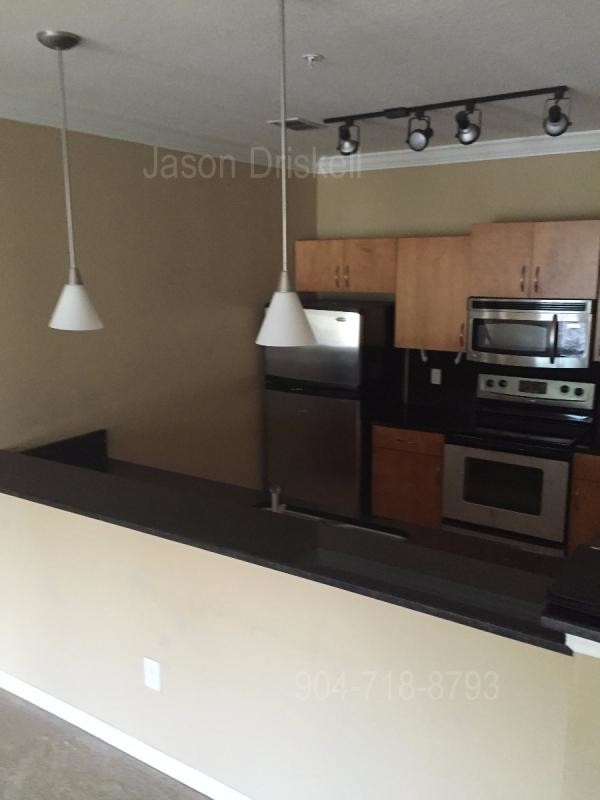 Foto del edificio - 2BR/BA Corner Unit with Lots of Windows!
