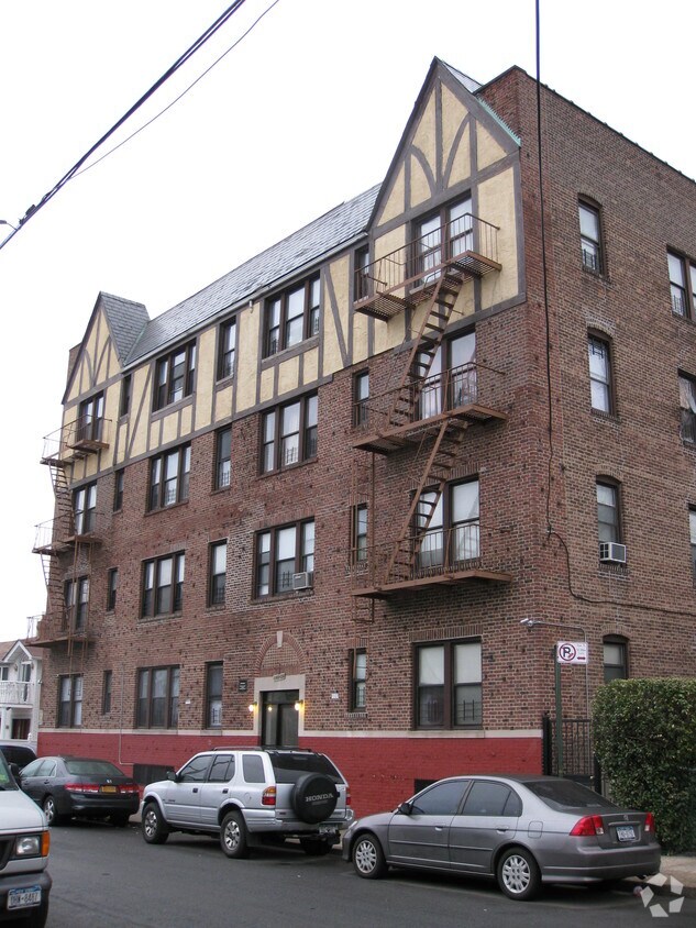 Primary Photo - Hyacinth Court
