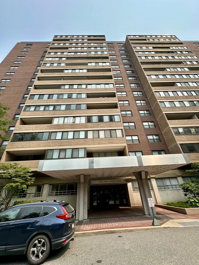 Foto del edificio - 2 Hawthorne Pl