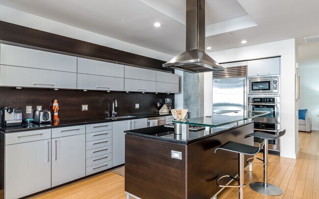 Building Photo - Mission Bay: Furnished 1 Bed + Den w/ Air ...