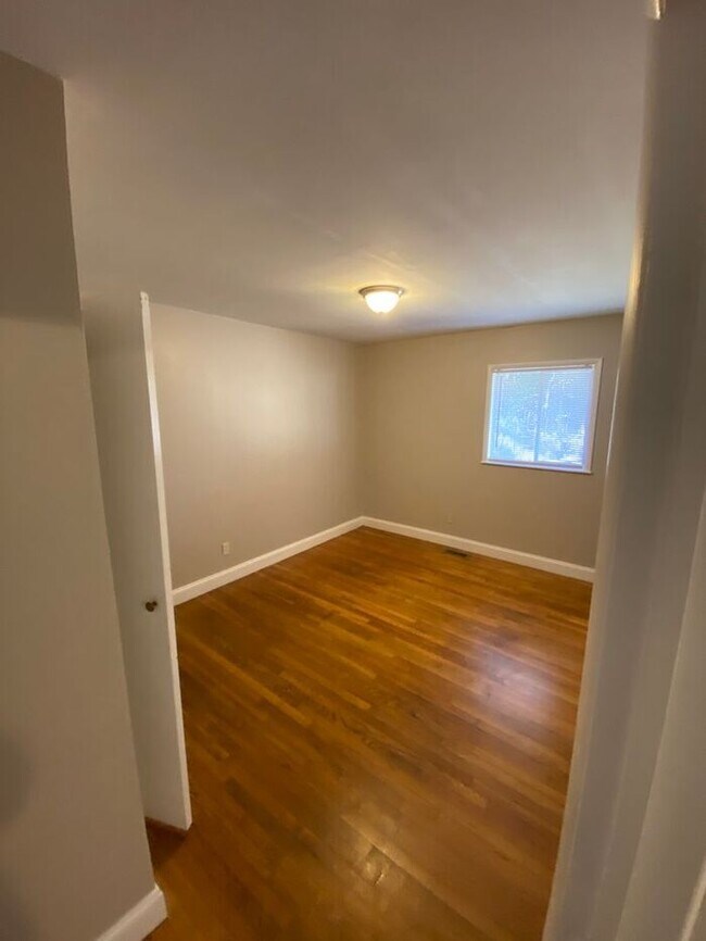 Building Photo - 1222 Brookview Ct