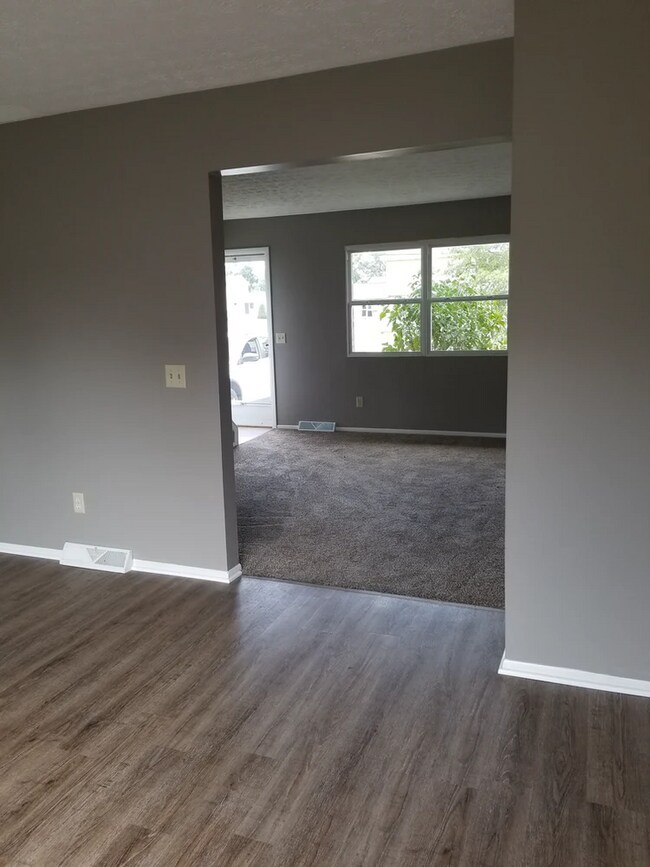 Building Photo - 1826 Lakeview Dr
